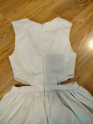 Vestito bianco con cut-out