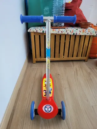 Patinete infantil spiderman 3 ruedas.