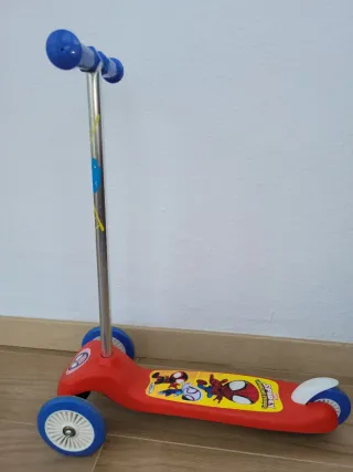 Patinete infantil spiderman 3 ruedas.