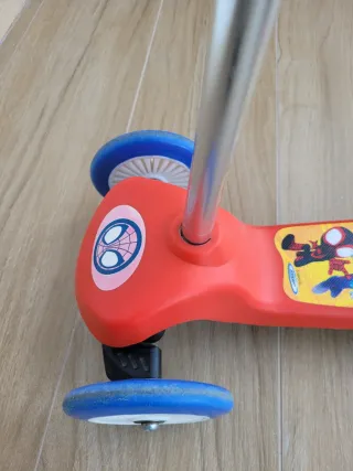 Patinete infantil spiderman 3 ruedas.