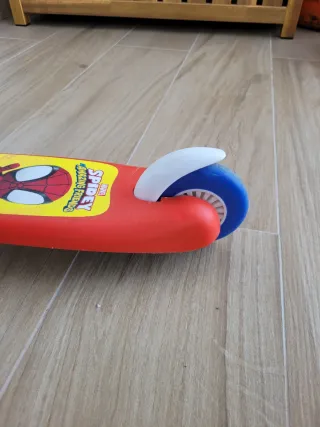 Patinete infantil spiderman 3 ruedas.