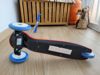 Patinete infantil spiderman 3 ruedas.