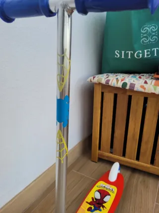 Patinete infantil spiderman 3 ruedas.