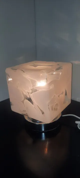 Lampada da tavolo in vetro bianco trasparente