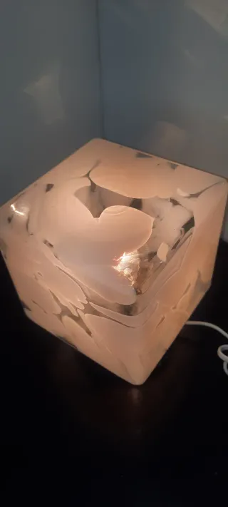 Lampada da tavolo in vetro bianco trasparente