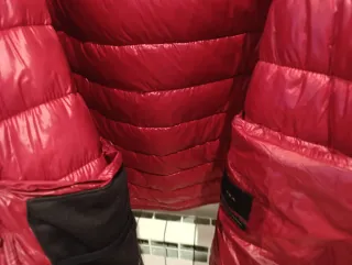 Cazadora plumífero hombre roja