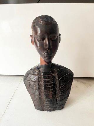 Figura africana de ébano tallada