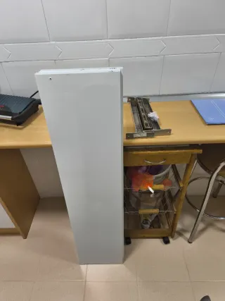 Estantes de cocina blancos y plateados