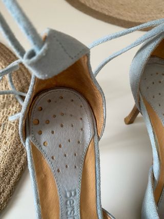 Zapatos Bershka azules con cordones y flecos