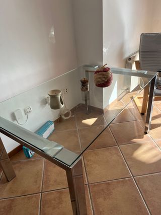 Mesa de cristal y metal