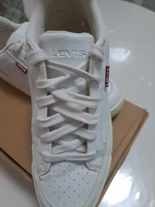 Tenis Levi's Blancos