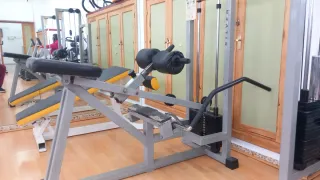 Máquina de gimnasio con pesas