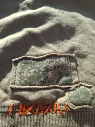 Sudadera con cremallera y brillos