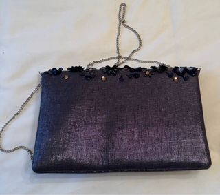 Bolso de fiesta con flores y pedrería