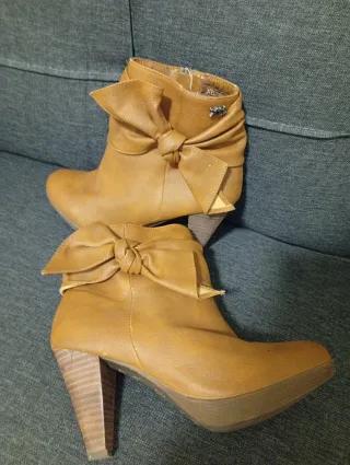 Botines Xti Marrones con Lazo