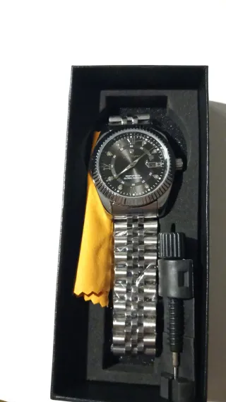 Reloj de cuarzo negro y plateado