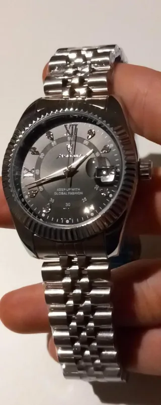 Reloj de cuarzo negro y plateado