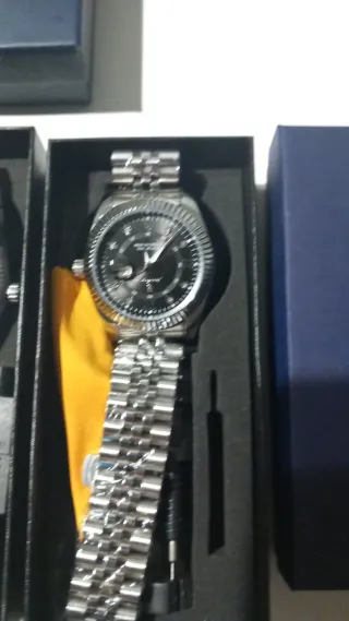 Reloj de cuarzo negro y plateado