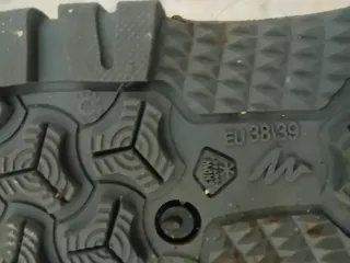 Botas de agua negras y grises