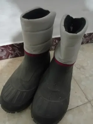 Botas de agua negras y grises