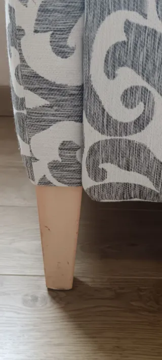 Sofá pequeño estampado gris y blanco