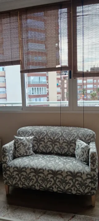 Sofá pequeño estampado gris y blanco