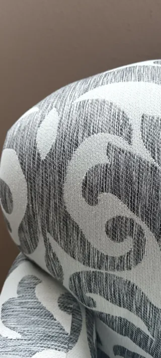 Sofá pequeño estampado gris y blanco