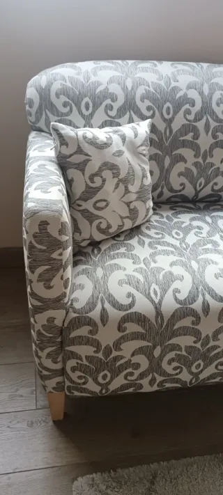 Sofá pequeño estampado gris y blanco