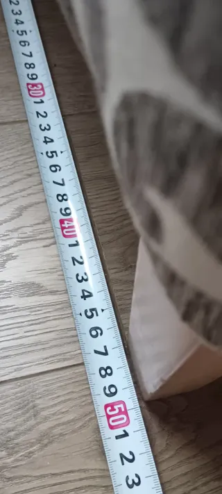 Sofá pequeño estampado gris y blanco