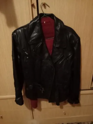 Chaqueta de piel negra