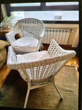 Pareja de sillones de mimbre con cojines
