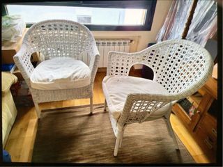 Pareja de sillones de mimbre con cojines