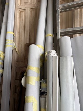 Estores enrollables grises,blancos marca bandalux