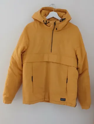 Chaqueta impermeable amarilla con capucha