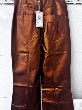 Pantalón efecto piel Dolores Promesas