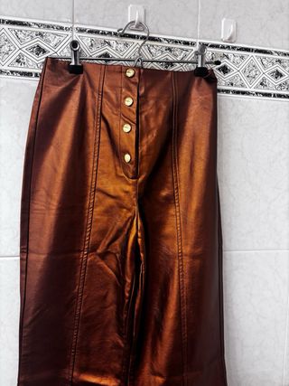 Pantalón efecto piel Dolores Promesas