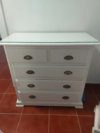 Cómoda y Mesitas de Noche Blancas