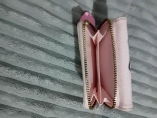 Cartera Hello Kitty rosa con detalle V