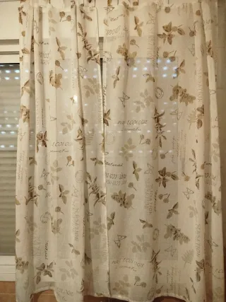 Cortinas beige y marrón con estampado floral