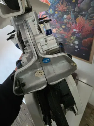 Moto de policía antigua de juguete.