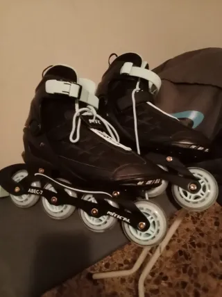 Patines en línea negros y menta.tienen su caja