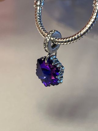 Charm Flor Morado-azul. Plata. NUEVO