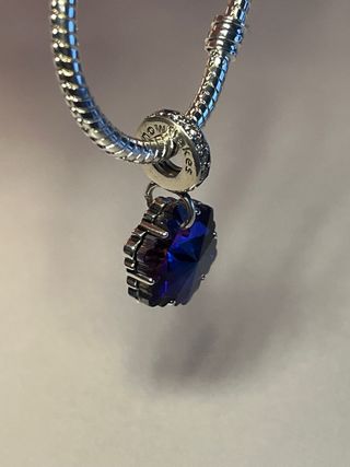 Charm Flor Morado-azul. Plata. NUEVO