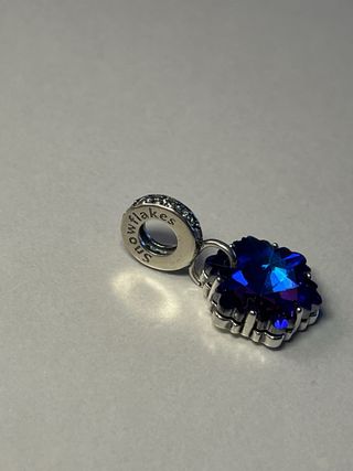 Charm Flor Morado-azul. Plata. NUEVO