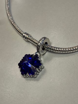 Charm Flor Morado-azul. Plata. NUEVO
