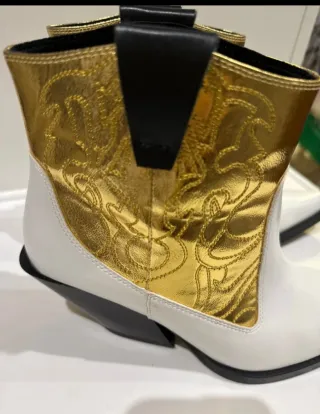 Botines cowboy Zara dorados y blancos