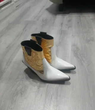 Botines cowboy Zara dorados y blancos