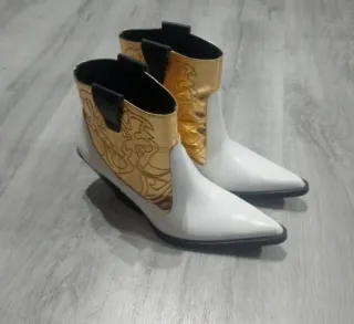 Botines cowboy Zara dorados y blancos