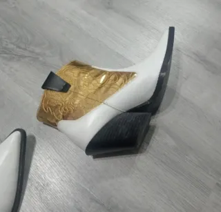 Botines cowboy Zara dorados y blancos