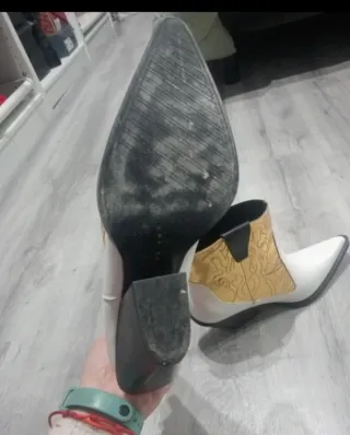 Botines cowboy Zara dorados y blancos